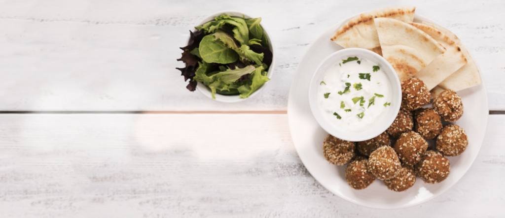 Oat-falafels with pitas on a plate