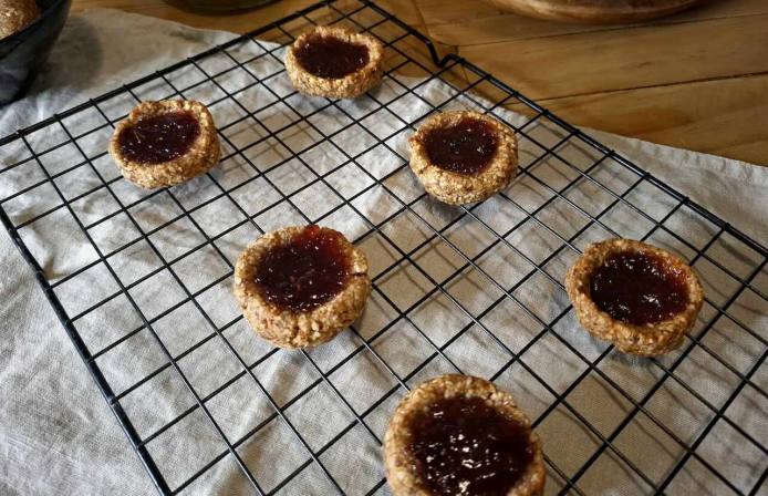 Oat and date little baskets filled with marmalade